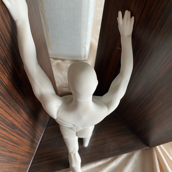 RETIRED 2008 ‘WIDER LLADRO’ PORCELAIN FIGURINE-Item#01011898 - Picture 15 of 15